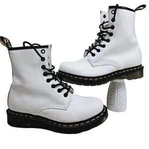 Dr. Martens Women 7 Premium Leather